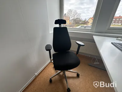 Kontorsmöbler och datorskärmar.