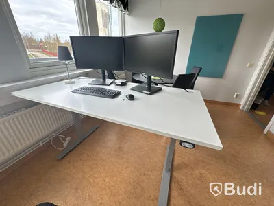 Kontorsmöbler och datorskärmar.
