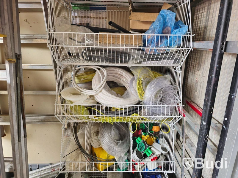 Hylla med elmaterial
