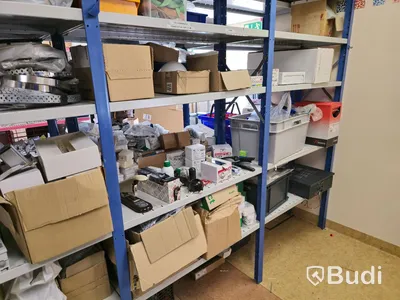 Hylla med div installationsmaterial och annat elmaterial