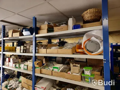Hylla med div installationsmaterial och annat elmaterial