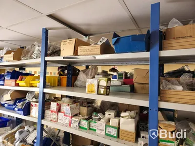 Hylla med div installationsmaterial och annat elmaterial