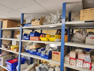 Hylla med div installationsmaterial och annat elmaterial