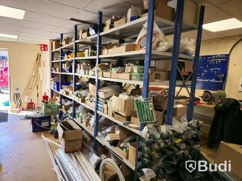 Hylla med div installationsmaterial och annat elmaterial