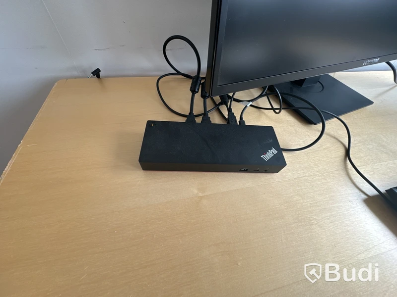 2 St Dataskärmar VOXICON samt runt bord med stolar
