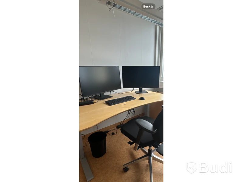 2 St Dataskärmar VOXICON samt runt bord med stolar