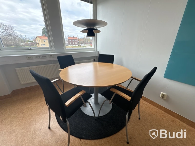 2 St Dataskärmar VOXICON samt runt bord med stolar