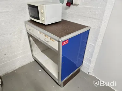 Arbetsbord/disk och microvågsugn.