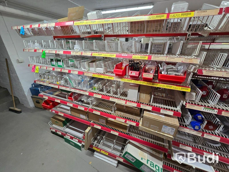 Stort parti med installationsmaterial.
