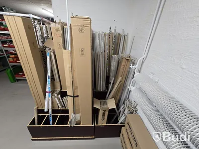 Stort parti med installationsmaterial.