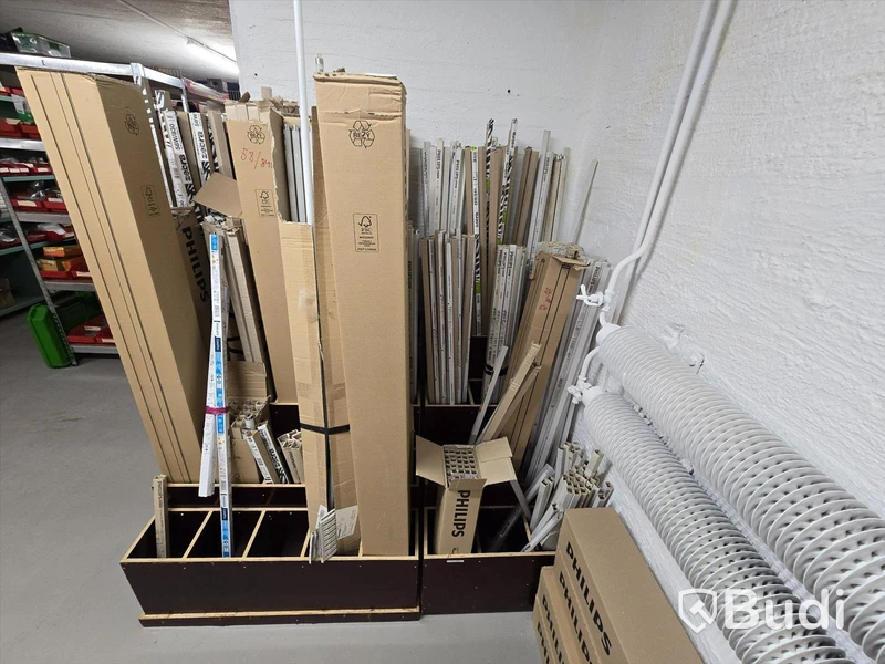 Stort parti med installationsmaterial.