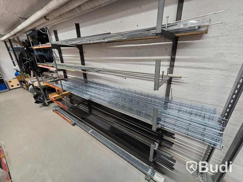 Stort parti med installationsmaterial.