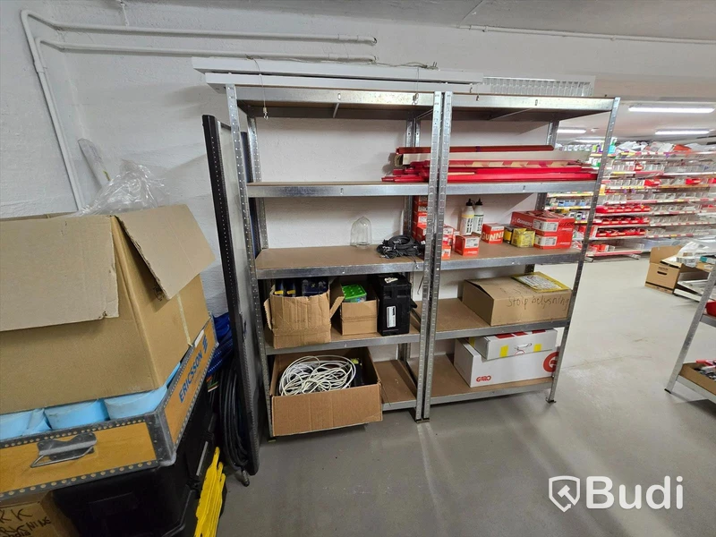 Parti med installationsmaterial, armaturer, m.m.