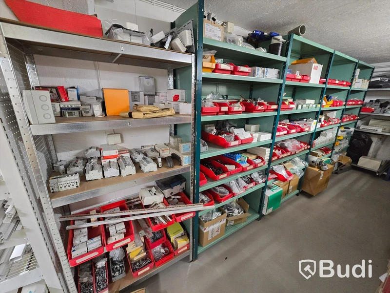 Parti med installationsmaterial, armaturer, m.m.