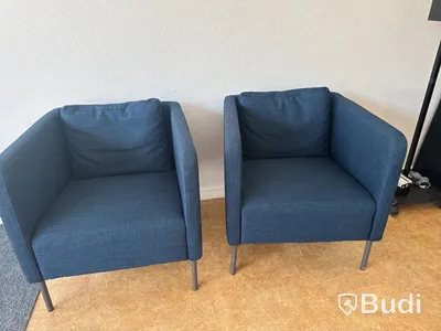 Kontorsmöbler och datorskärm.