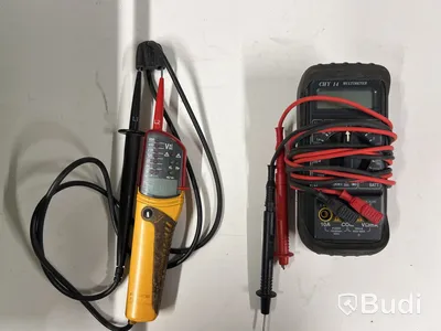 Verktygslåda med div verktyg och mätinstrument.