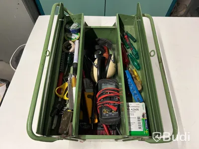 Verktygslåda med div verktyg och mätinstrument.