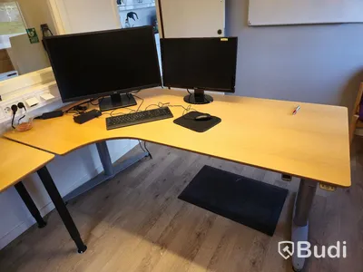 Kontorsmöblemang med höj och sänkbart skrivbord