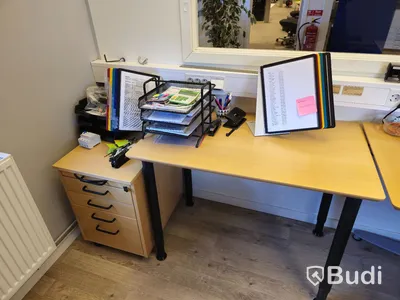 Kontorsmöblemang med höj och sänkbart skrivbord