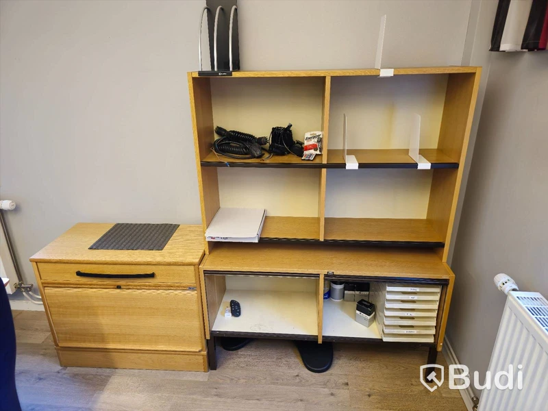 Kontorsmöblemang med höj och sänkbart skrivbord
