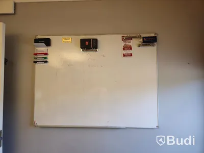 Kontorsmöblemang med höj och sänkbart skrivbord