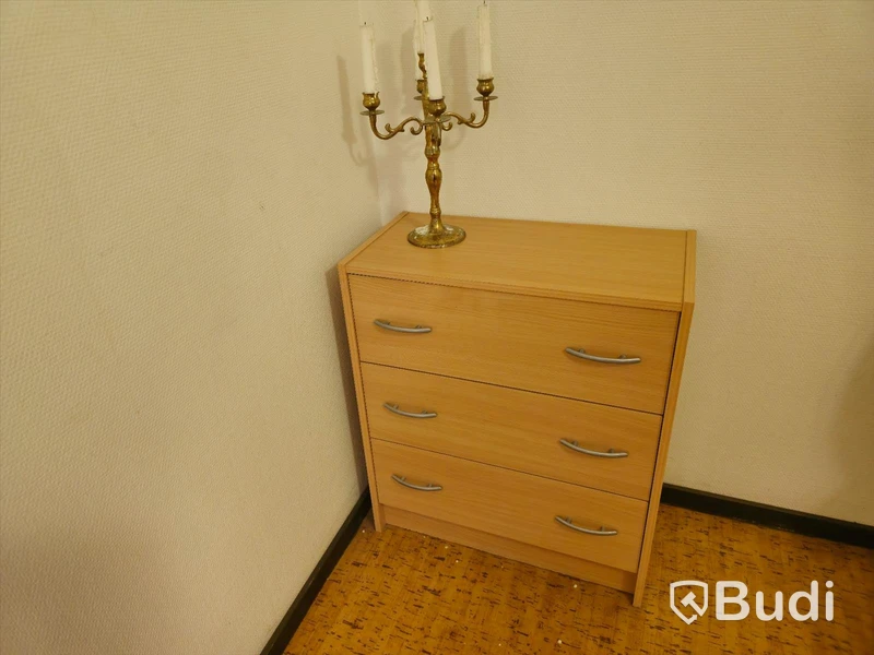 Byrå och ljusstake