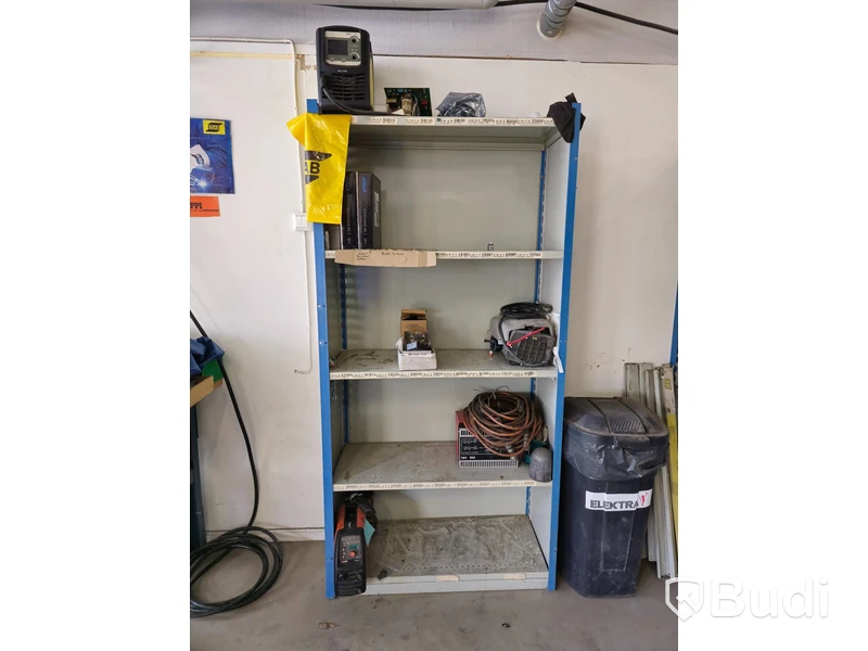 Hyllor med div svetstillbehör.