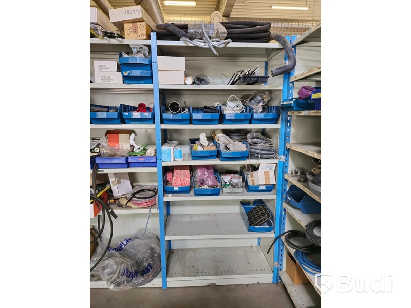 Hyllor med div svetstillbehör.