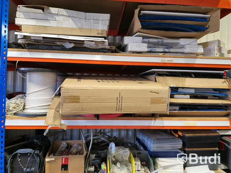 Hylla med armaturer mm.