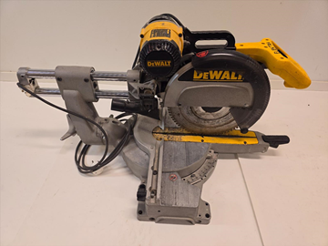 Kap- och gersåg DeWalt med sågbord.