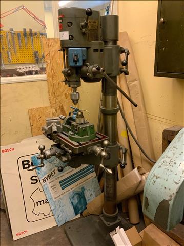 Arboga  E 100 S pelarborrmaskin med fräsbord, 2st maskinskruv styken ink skåp med tillbehör.