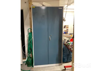 Plåtskåp med diverse kem