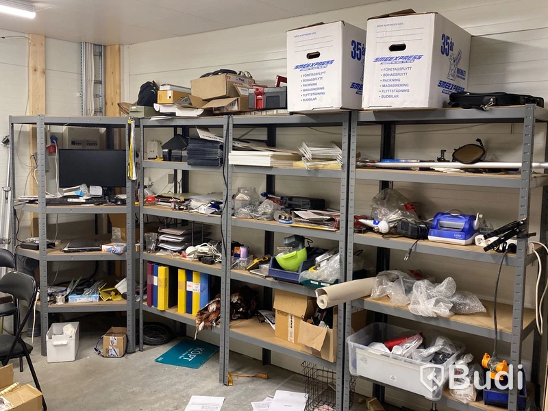 9 st hyllsektioner med innehåll