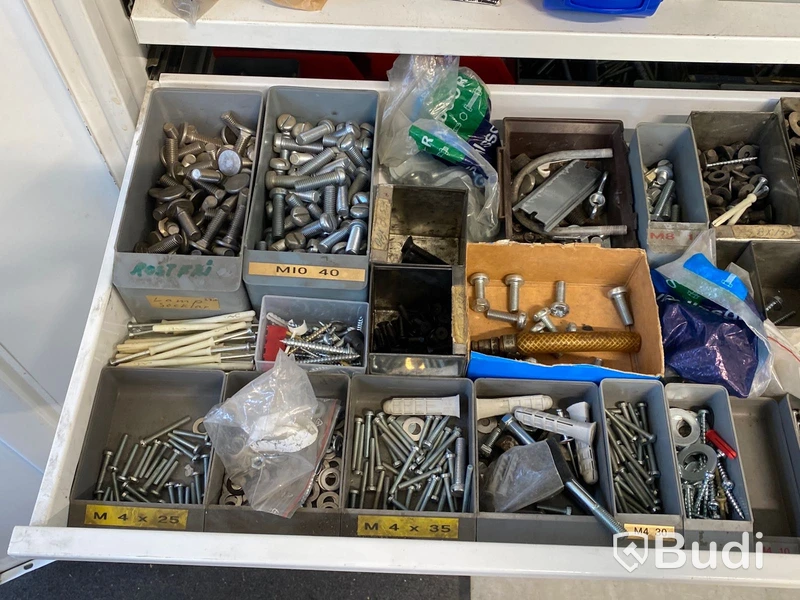 Plåtskåp med bult & skruvsortiment