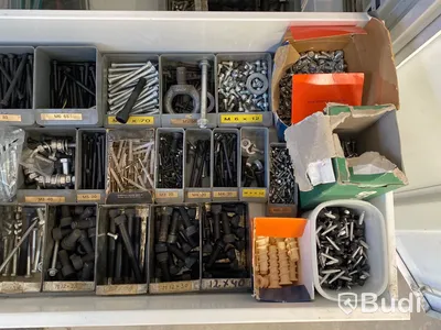 Plåtskåp med bult & skruvsortiment