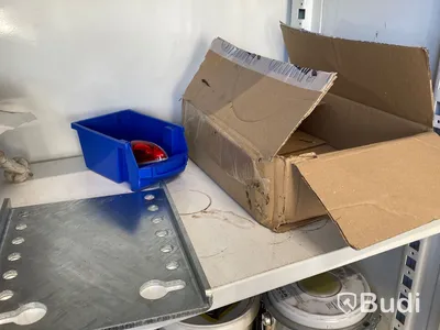 Plåtskåp med innehåll
