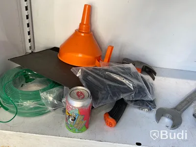 Plåtskåp med innehåll