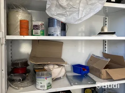 Plåtskåp med innehåll