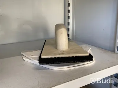 Plåtskåp med innehåll