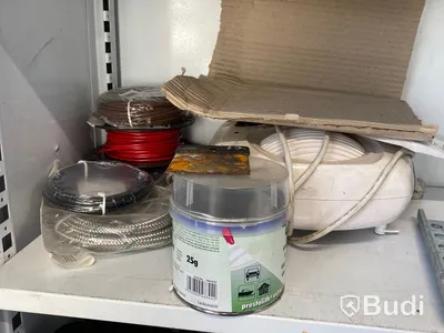 Plåtskåp med innehåll