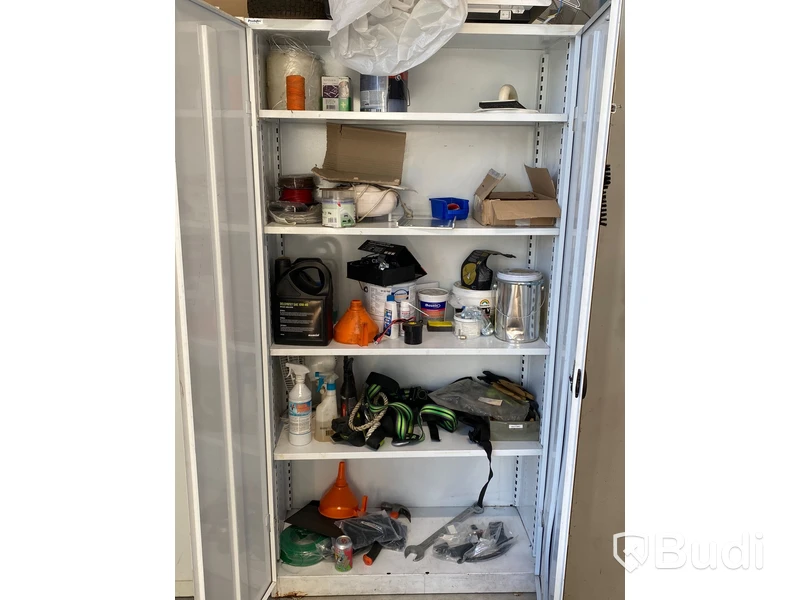 Plåtskåp med innehåll