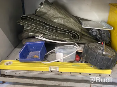 Plåtskåp med reservdelar till gräsklippare
