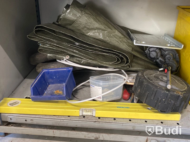Plåtskåp med reservdelar till gräsklippare