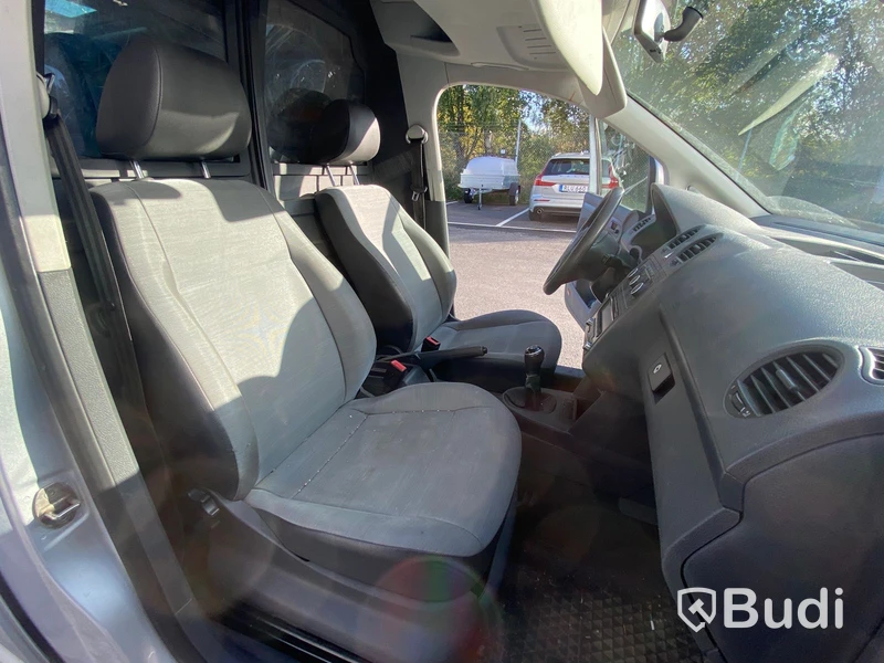 Skåpbil | Volkswagen Caddy Panel Van 1.6 TDI-2013 | Manuell | 75hk | Dubbla skjutdörrar och öppningsbar glastaklucka i skåp