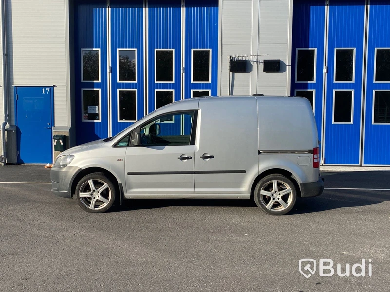 Skåpbil | Volkswagen Caddy Panel Van 1.6 TDI-2013 | Manuell | 75hk | Dubbla skjutdörrar och öppningsbar glastaklucka i skåp