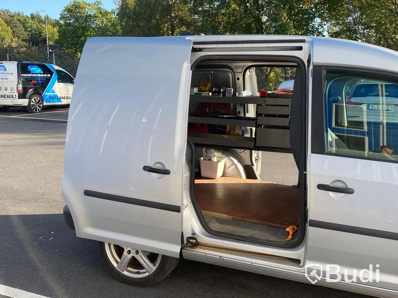 Skåpbil | Volkswagen Caddy Panel Van 1.6 TDI-2013 | Manuell | 75hk | Dubbla skjutdörrar och öppningsbar glastaklucka i skåp