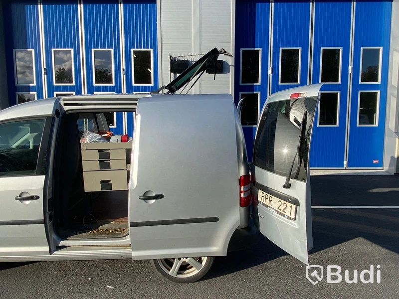 Skåpbil | Volkswagen Caddy Panel Van 1.6 TDI-2013 | Manuell | 75hk | Dubbla skjutdörrar och öppningsbar glastaklucka i skåp