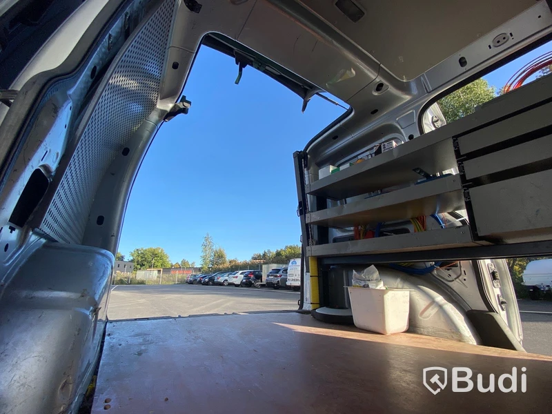 Skåpbil | Volkswagen Caddy Panel Van 1.6 TDI-2013 | Manuell | 75hk | Dubbla skjutdörrar och öppningsbar glastaklucka i skåp