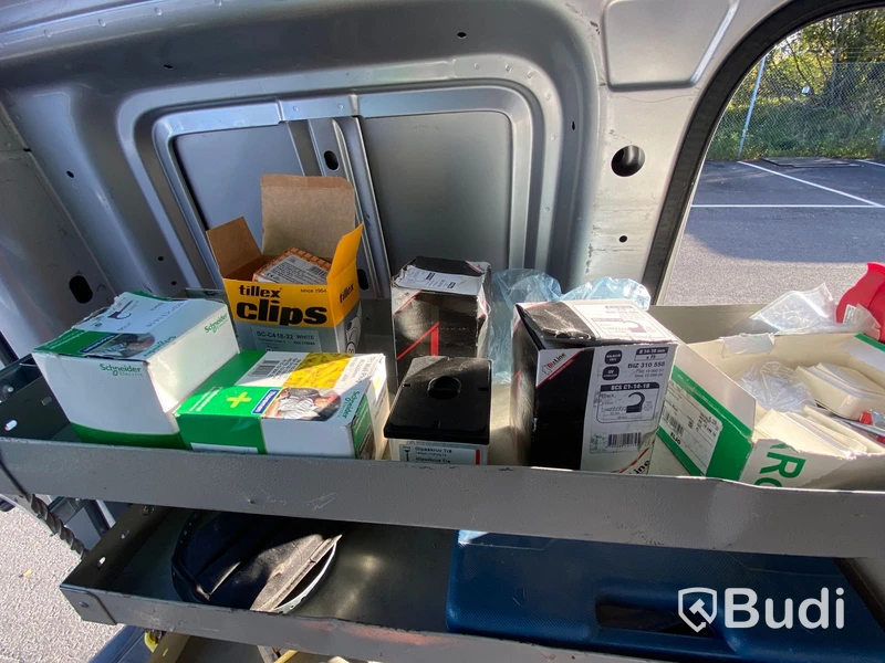 Skåpbil | Volkswagen Caddy Panel Van 1.6 TDI-2013 | Manuell | 75hk | Dubbla skjutdörrar och öppningsbar glastaklucka i skåp