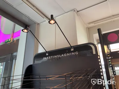 Butiksinredning för förvaring av inslagningspapper och presentsnöre med belsyning